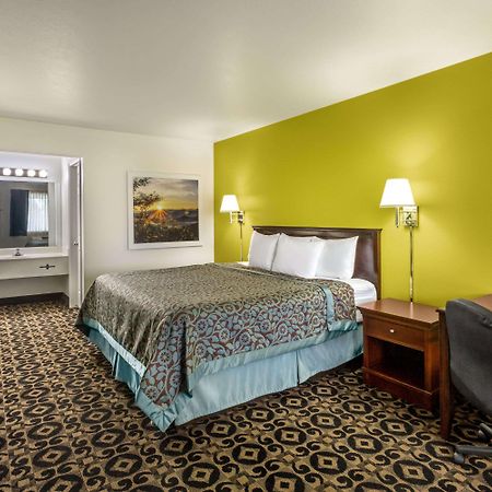 Days Inn By Wyndham Delta Εξωτερικό φωτογραφία