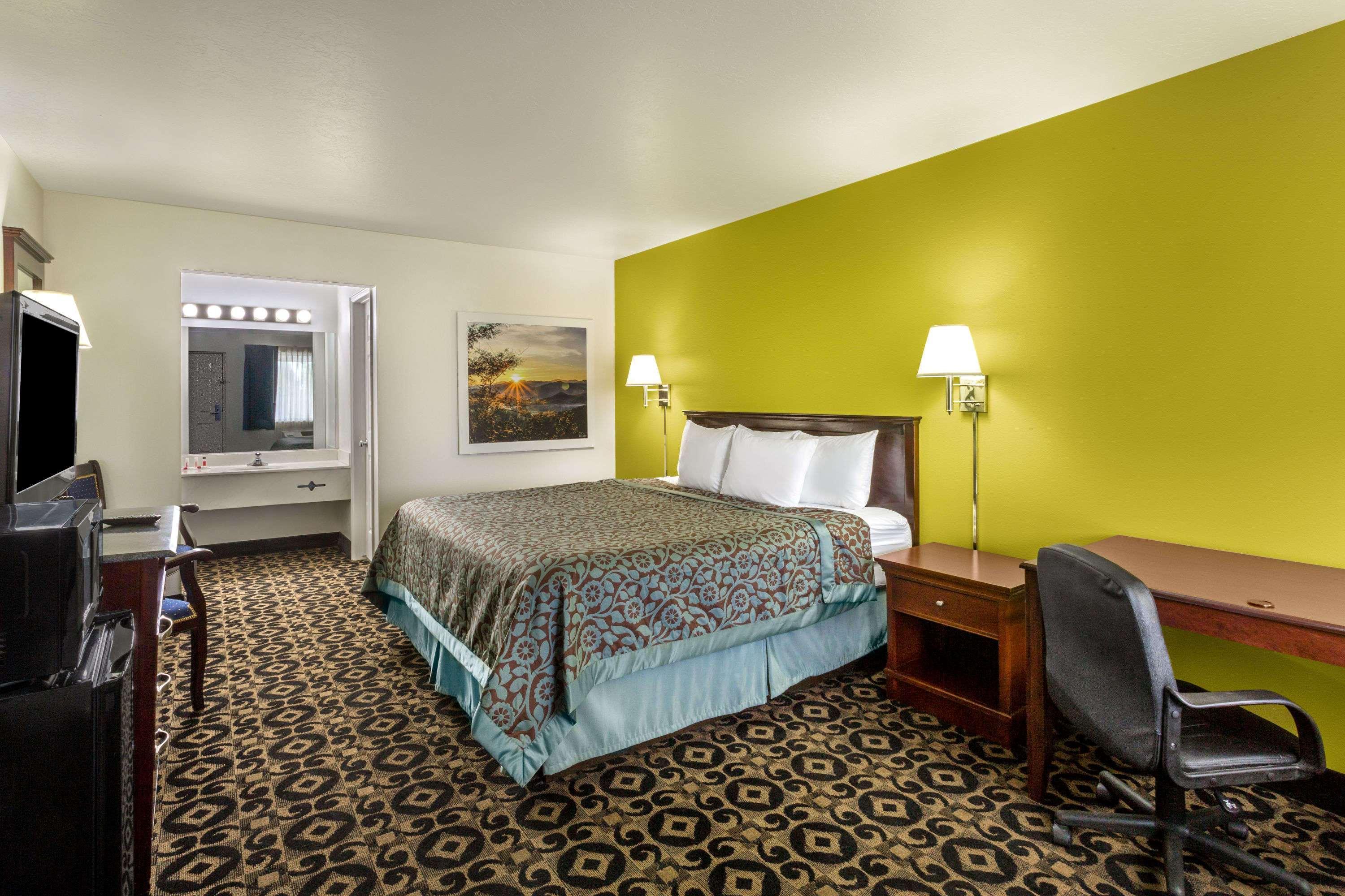 Days Inn By Wyndham Delta Εξωτερικό φωτογραφία