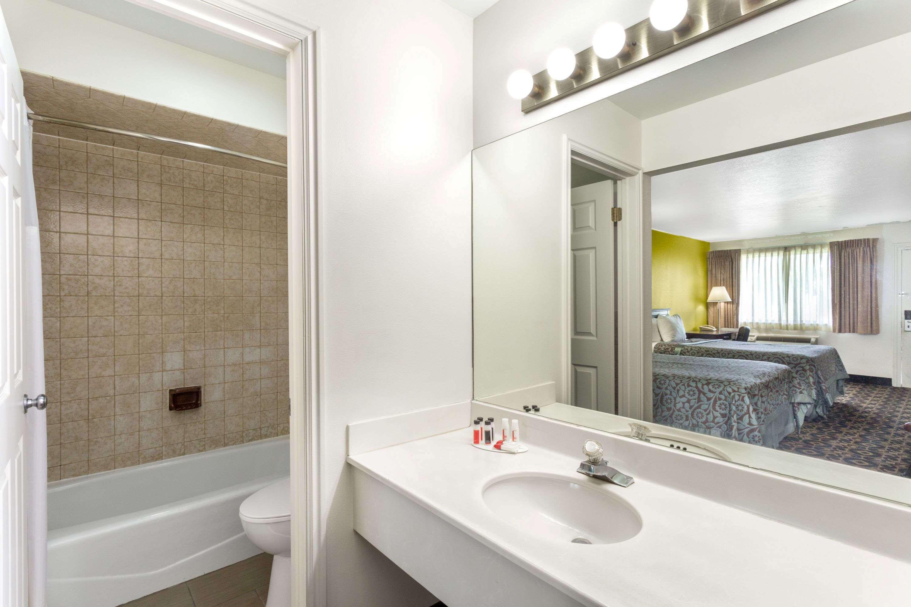 Days Inn By Wyndham Delta Εξωτερικό φωτογραφία