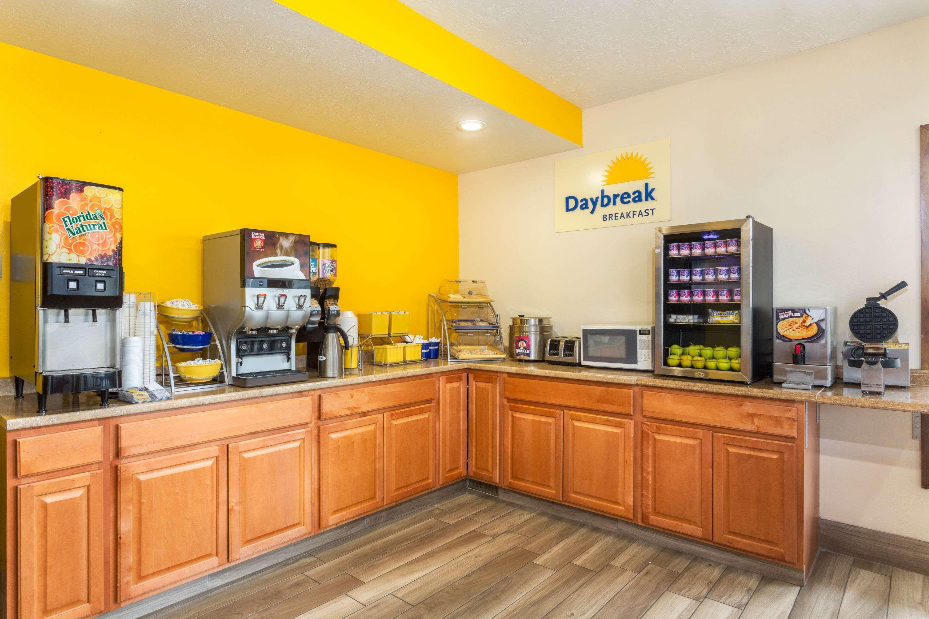 Days Inn By Wyndham Delta Εξωτερικό φωτογραφία