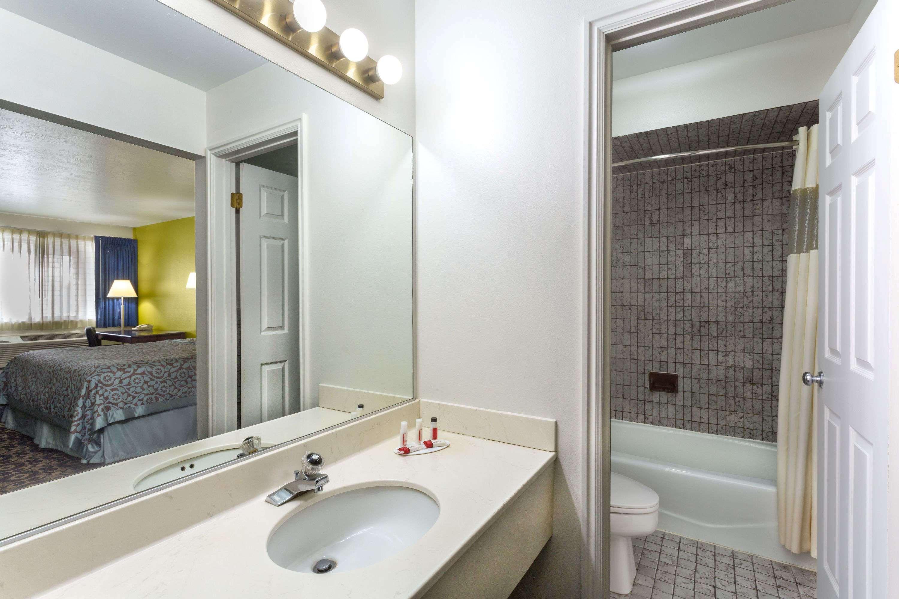 Days Inn By Wyndham Delta Εξωτερικό φωτογραφία