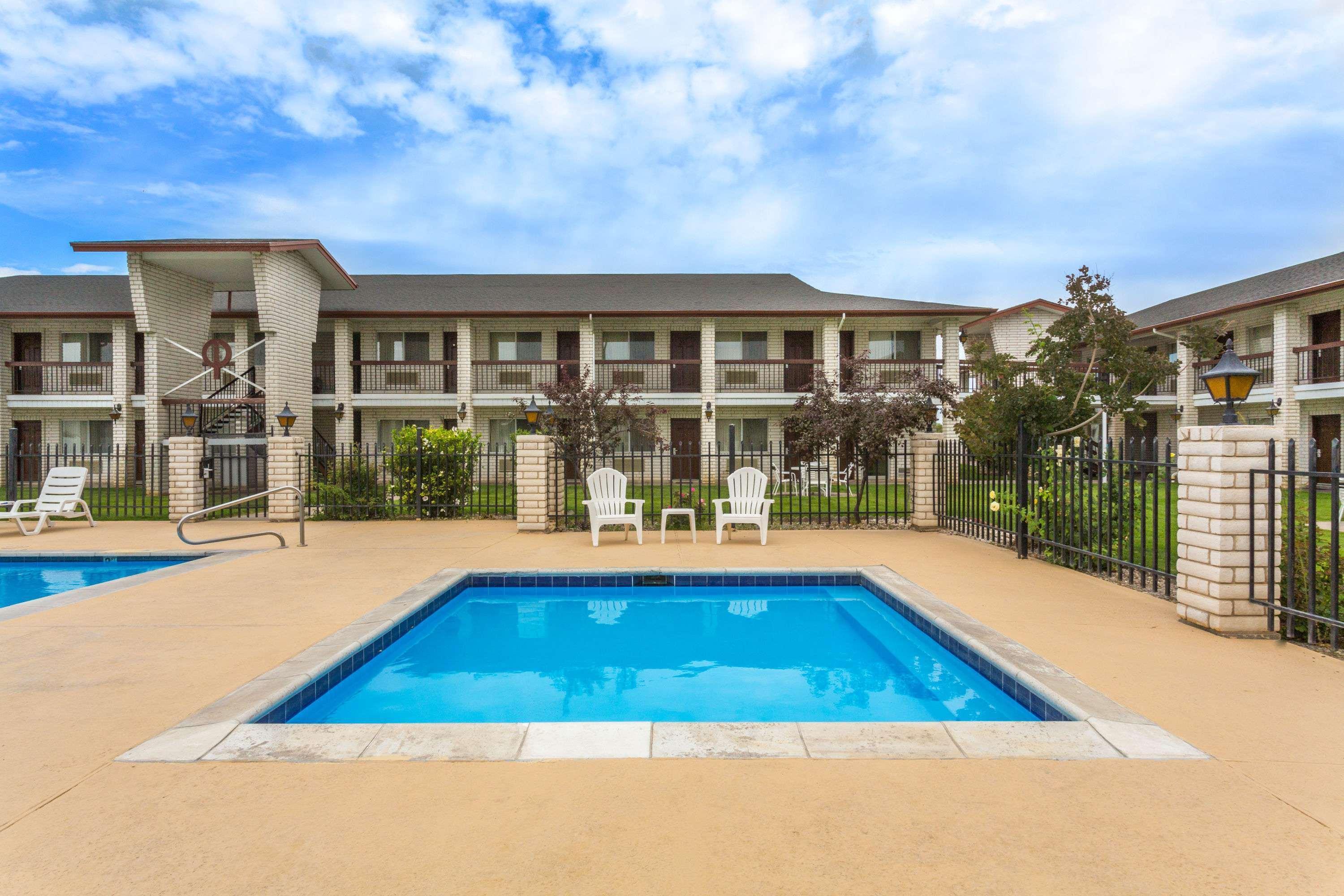 Days Inn By Wyndham Delta Εξωτερικό φωτογραφία